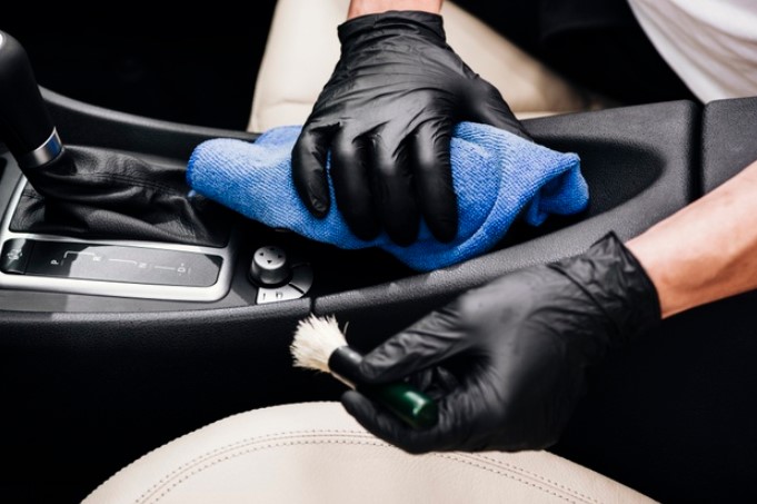 map[class:w-full h-full object-cover transition-transform duration-700 group-hover:scale-110 src:images/higienização-de-veículos-em-curitiba.jpg]